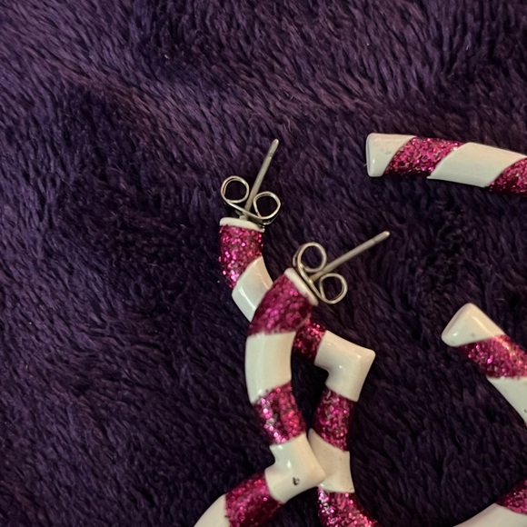 🆕Heart earrings brightly colored in white and purple stripes. NIB. - Picture 12 of 13